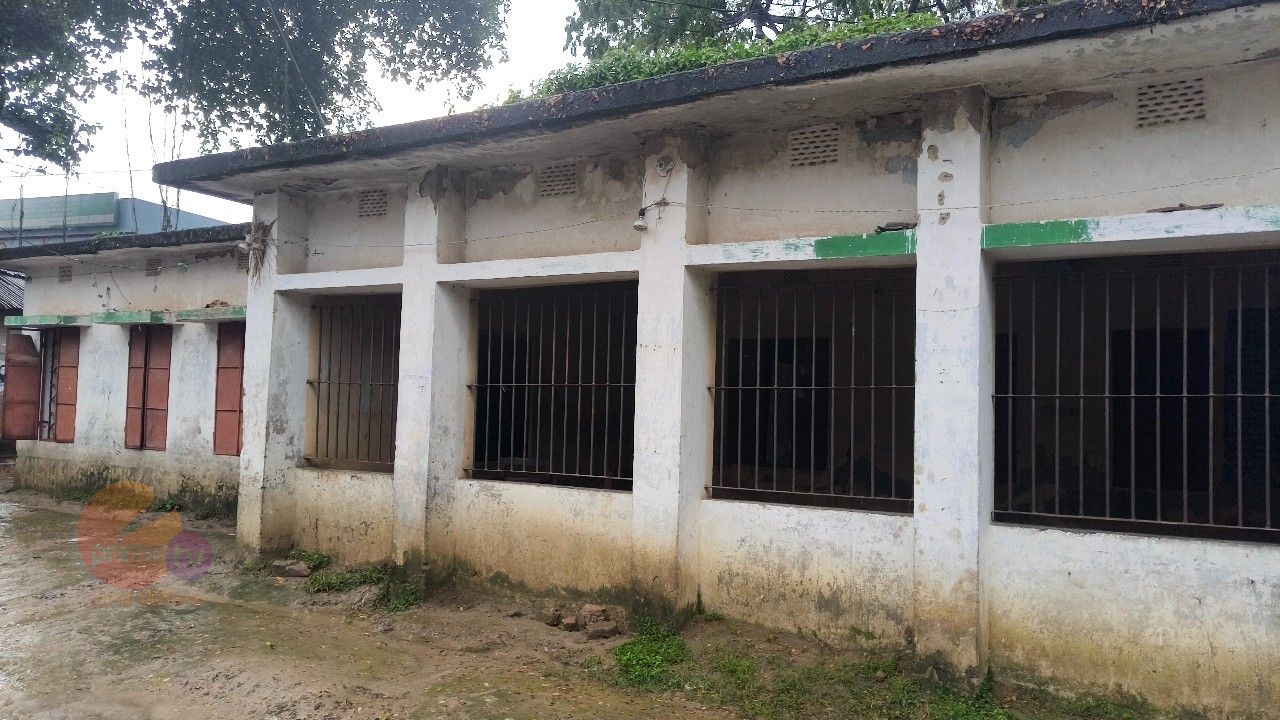 নওগাঁয় এক যুগ বিদ্যুৎহীন স্বাস্থ্যকেন্দ্র, ঝুঁকিপূর্ণ ভবনেই চিকিৎসাসেবা