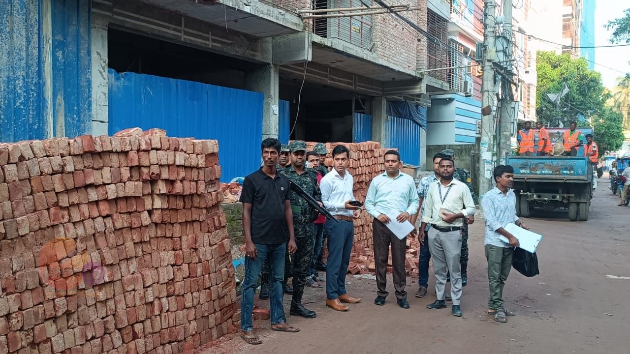 নওগাঁয় বায়ুদূষণ অপরাধে  দুই ভবনকে ২৫ হাজার টাকা জরিমানা