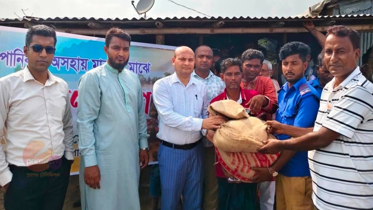 নারায়ণপুরে বন্যার্তদের মাঝে ত্রাণ বিতরণ করলেন জেলা প্রশাসক