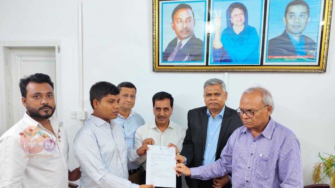 নওগাঁর মেধাবী অন্ধ শিক্ষার্থীর কর্মসংস্থান: আশার আলো জ্বালালেন প্রধানমন্ত্রীর মাধ্যমে জাহিদুল ইসলাম ধলু