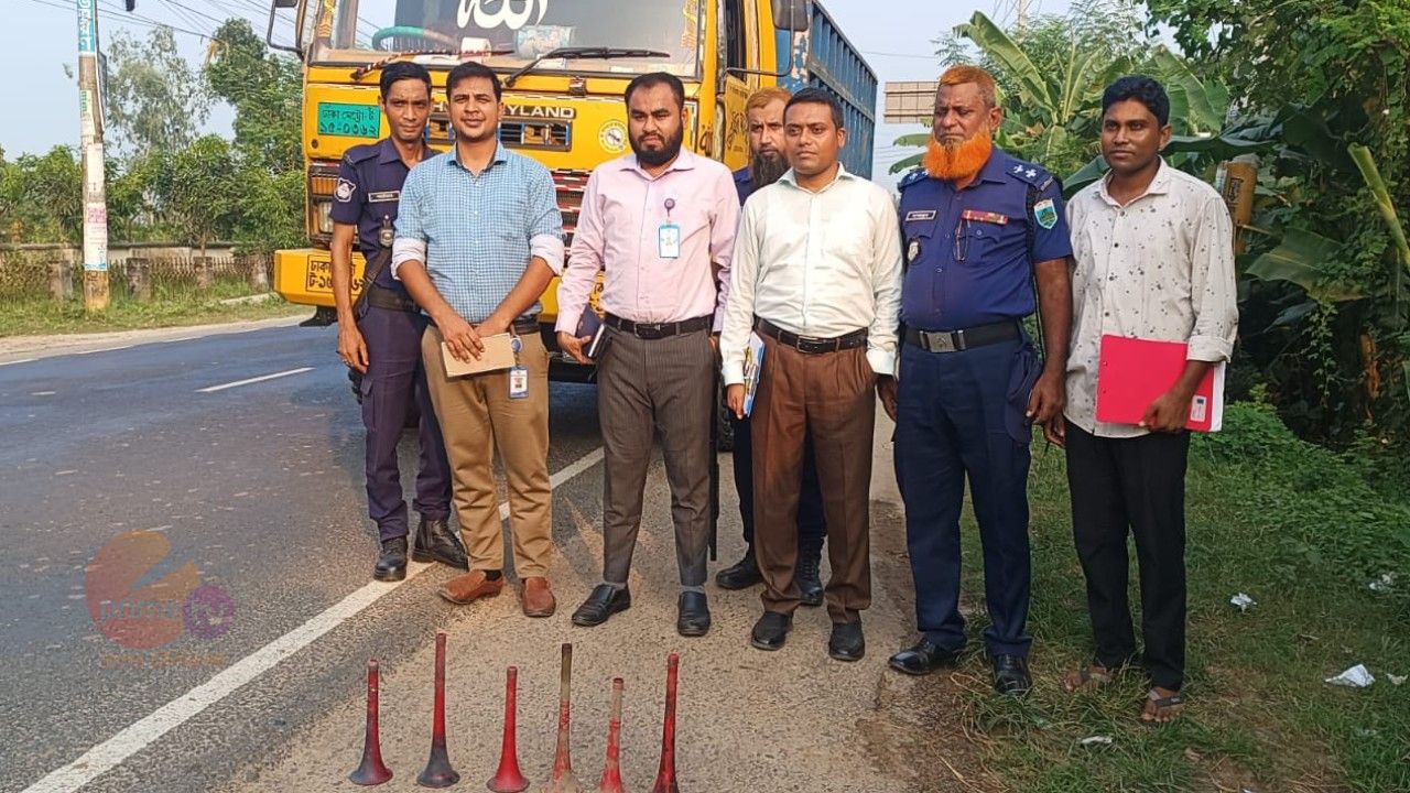 নওগাঁয় হাইড্রোলিক হর্নের বিরুদ্ধে ভ্রাম্যমাণ আদালত তিন পরিবহনচালককে জরিমানা, হর্ন জব্দ 