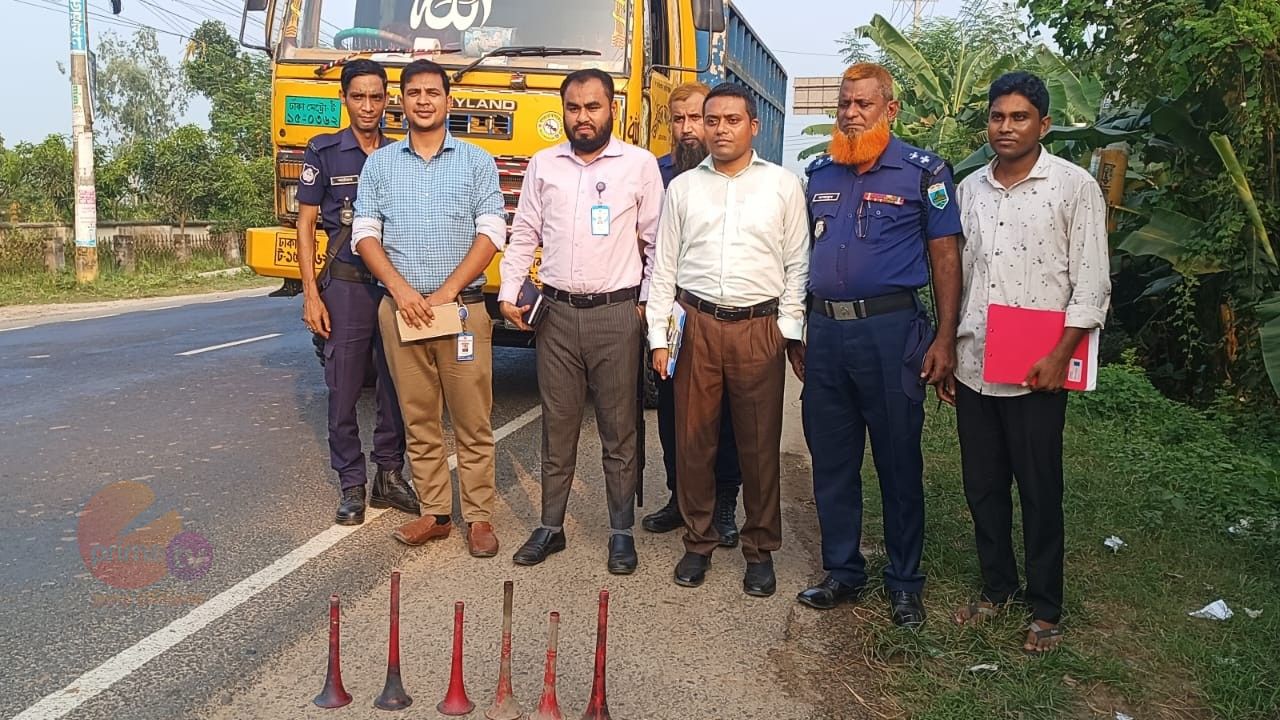 নওগাঁয় হাইড্রোলিক হর্নের বিরুদ্ধে ভ্রাম্যমাণ আদালত তিন পরিবহনচালককে জরিমানা, হর্ন জব্দ 