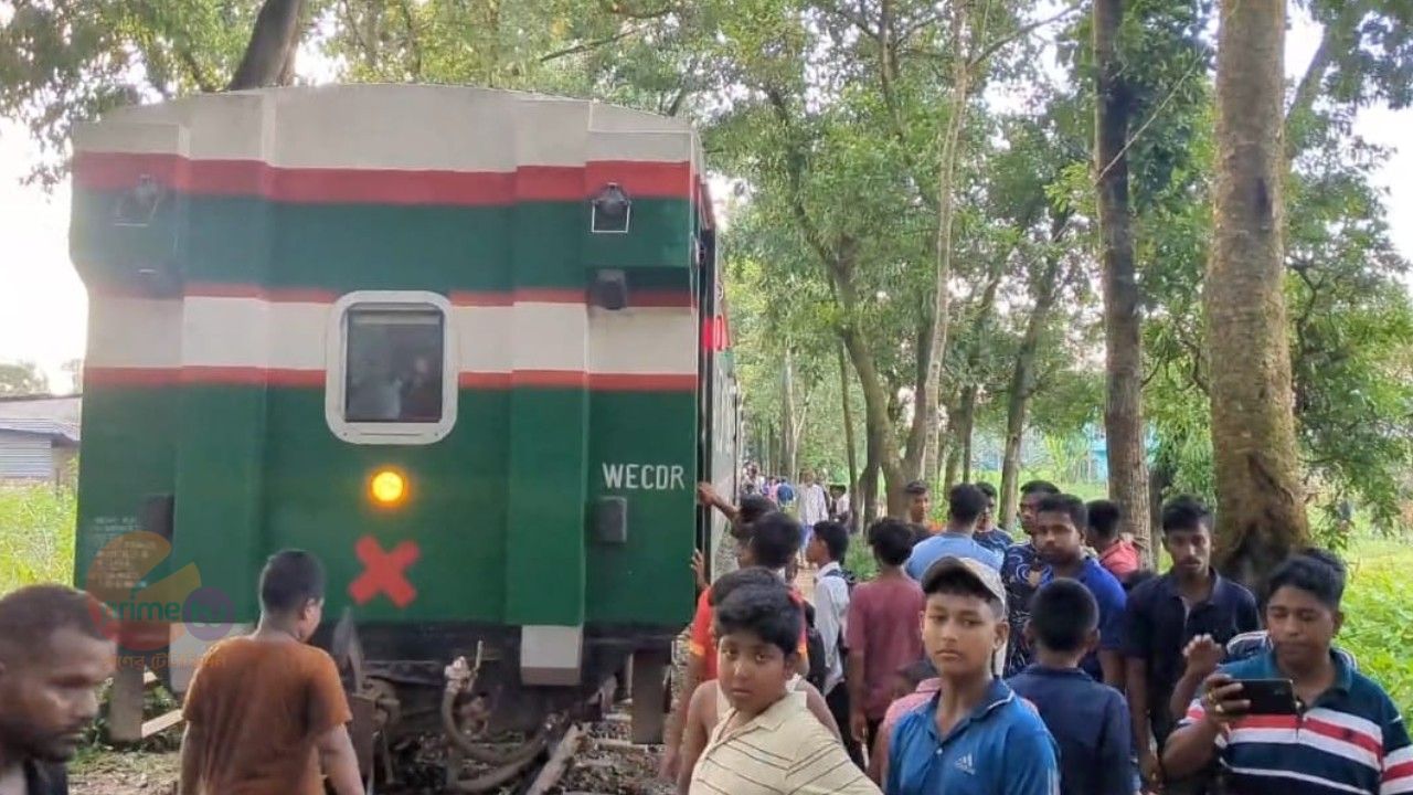 পটিয়ায় কক্সবাজার এক্সপ্রেসের সঙ্গে কাভার্ড ভ্যানের সংঘর্ষ, ৩ বগি লাইনচ্যুত