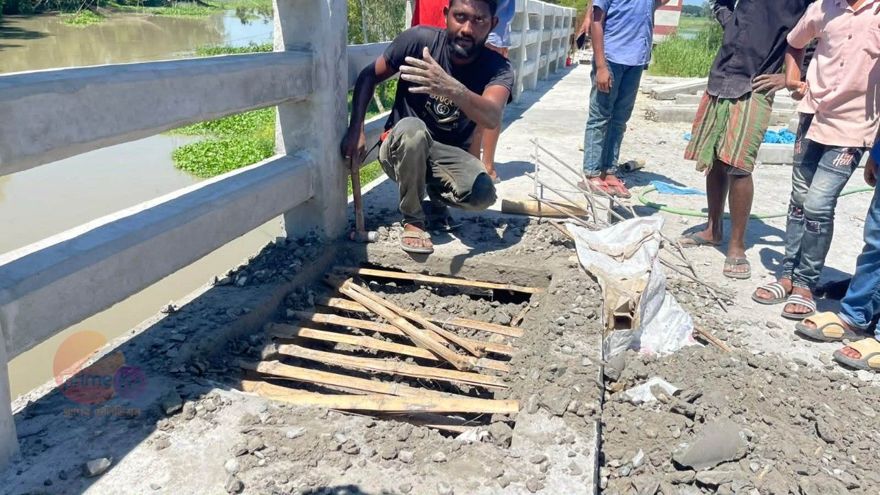 টাঙ্গাইলে বাসাইলে রাতের আঁধারে ব্রীজে রডের বদলে বাঁশ দিয়ে ঢালাই