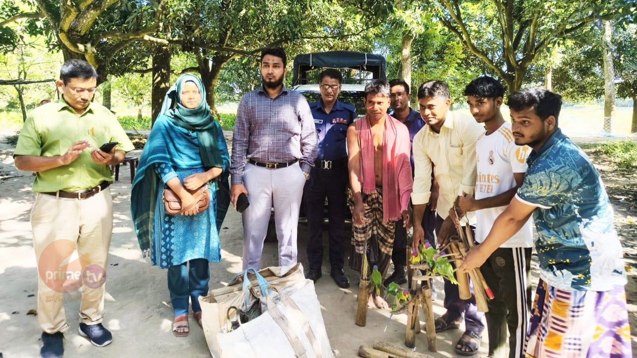 চাঁপাইনবাবগঞ্জে প্রশাসনের অভিযানে উদ্ধার ২৩ টিয়া পাখি অবমুক্ত