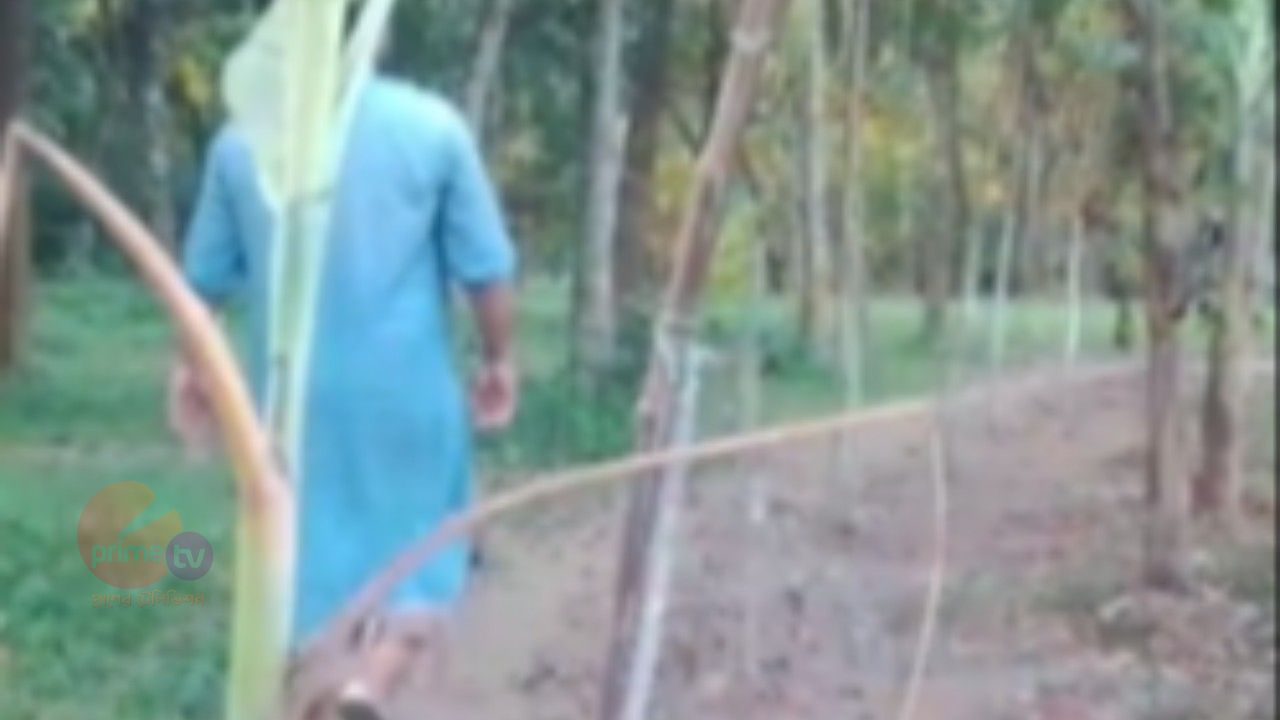 ‎কাপাসিয়ায় দীর্ঘদিনের চলাচলের পথ বন্ধ করে দেওয়ার অভিযোগ আলমগীরদের বিরুদ্ধে।