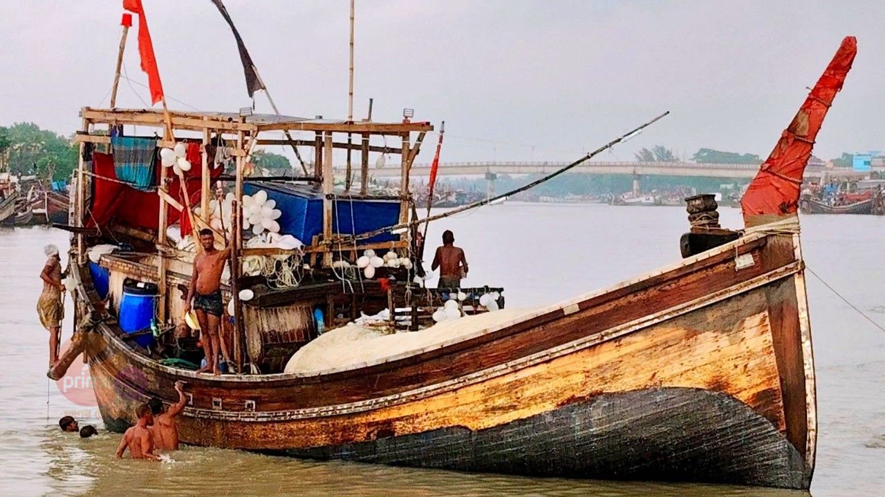 রাঙ্গাবালীর বঙ্গোপসাগরে ট্রলারডুবি, ৯ মাঝিমাল্লা উদ্ধার