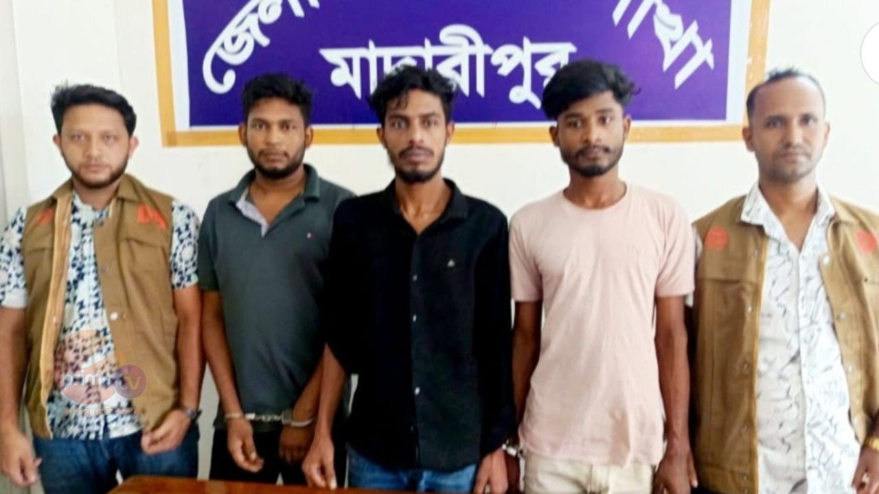 মাদারীপুরের রাজৈর উপজেলায় ৪০০ পিচ ইয়াবা ট্যাবলেট সহ ৩ জন গ্রেফতার