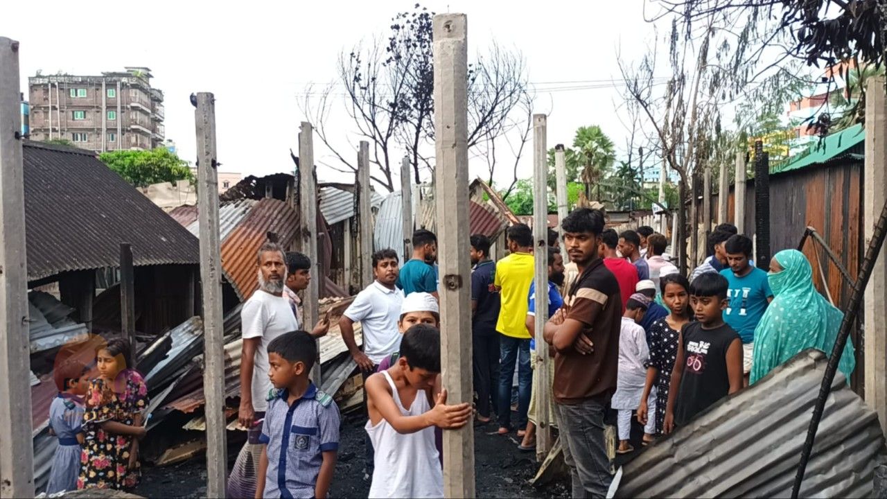 কালিয়াকৈরে  আগুনে পুড়ে ছাই, দুই কলোনির ২৩টি কক্ষ 