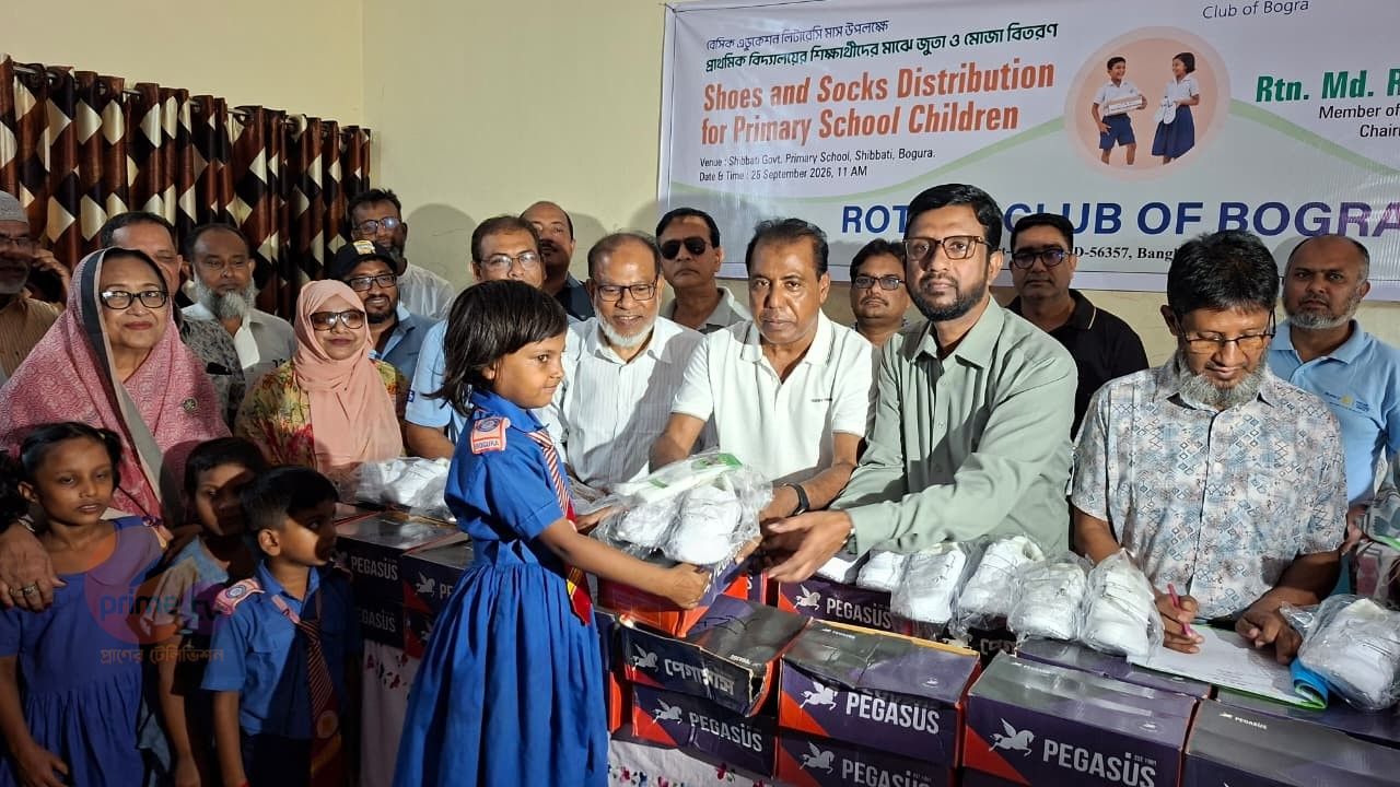 বগুড়ায় শিক্ষার্থীদের মাঝে  শিক্ষা সহায়ক সামগ্রী  বিতরণ