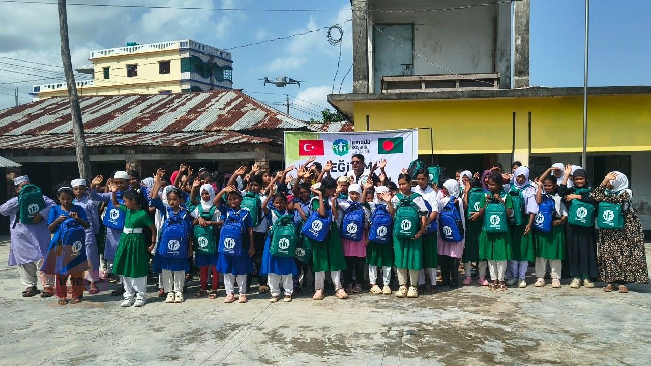 মোংলায় শিক্ষার্থীদের মাঝে শিক্ষা উপকরণ বিতরণ, মানবতার সেবায় সারাদেশে কাজ করছে বাঙ্গালী ফাউন্ডেশন।