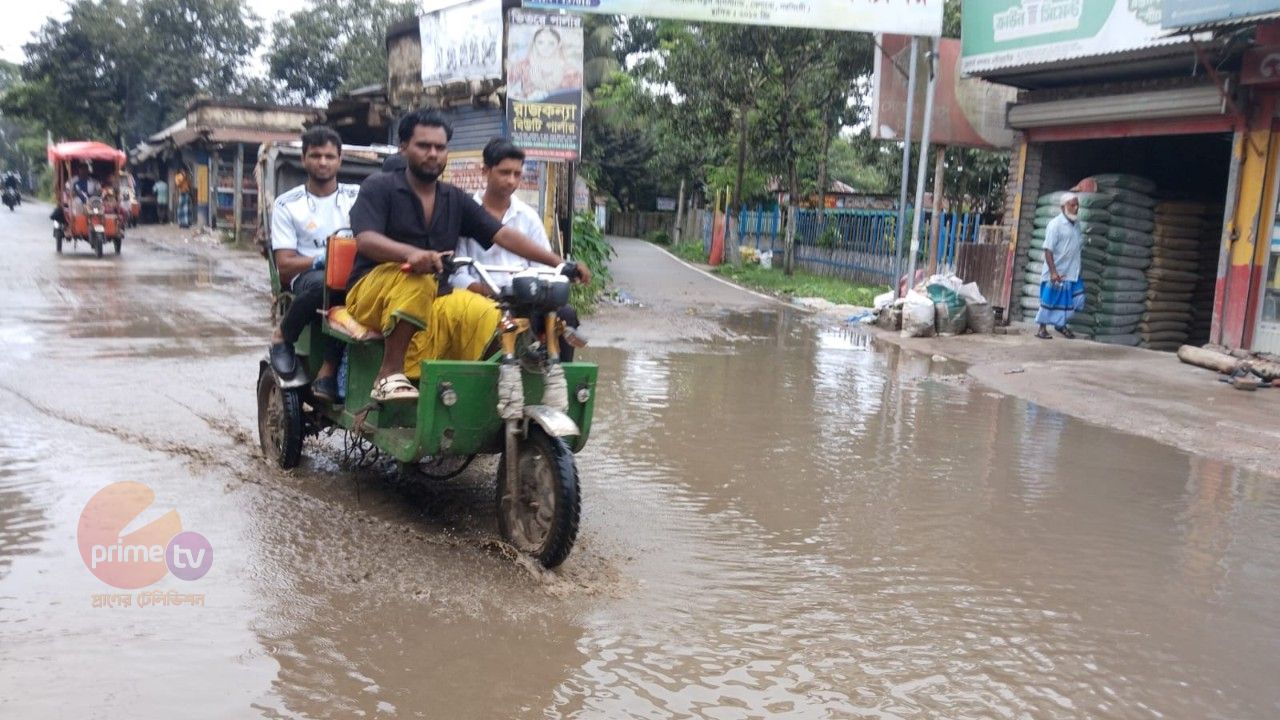বেলাবোতে অল্প বৃষ্টিতেই হাঁটু পানি: জলাবদ্ধতায় চরম দুর্ভোগে পথচারী ও শিক্ষার্থীরা