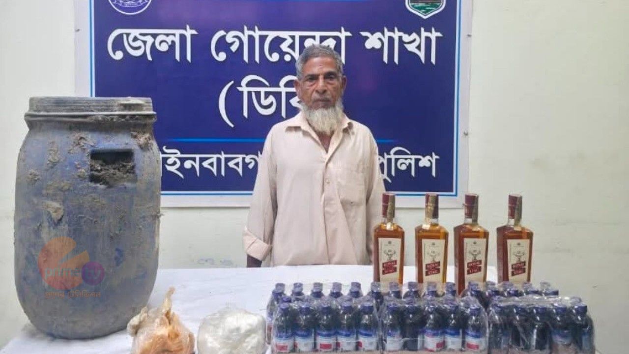 চাঁপাইনবাবগঞ্জে ডিবির অভিযানে বিদেশি মদ ও মাদকসহ গ্রেপ্তার ১