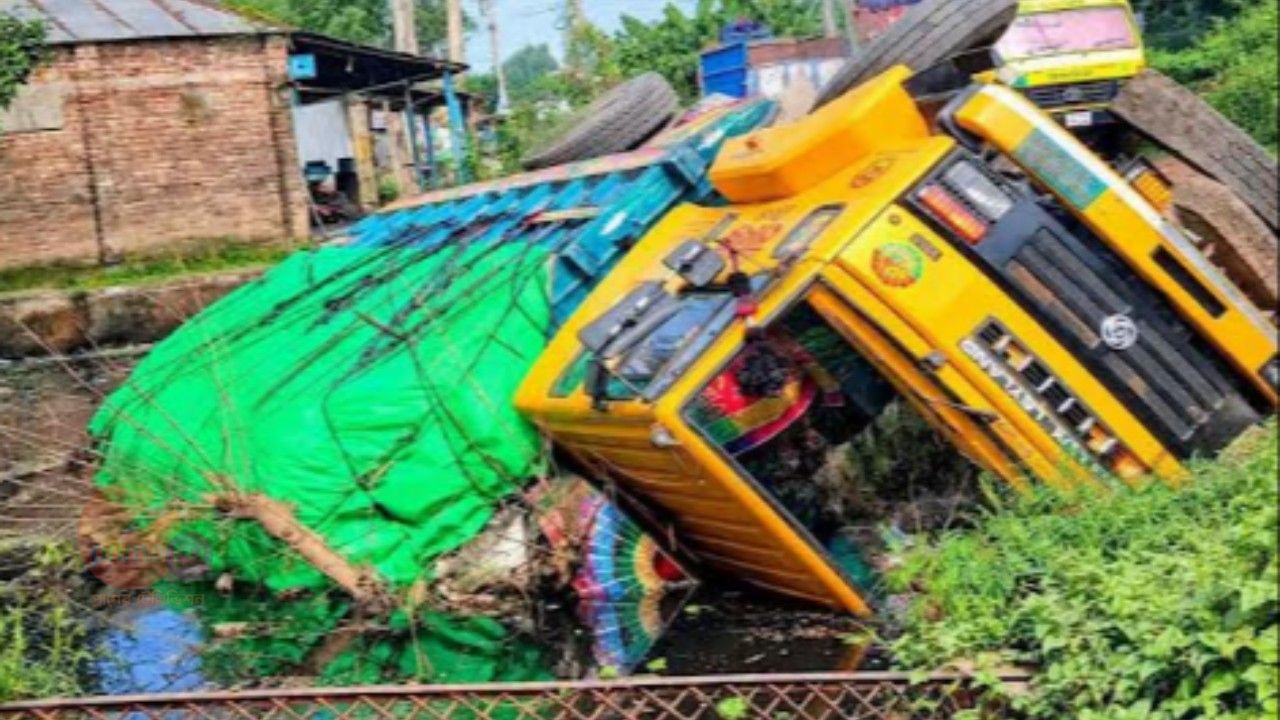 বগুড়ার শেরপুরে ভুট্টাবোঝাই ট্রাক নিয়ন্ত্রণ হারিয়ে ডোবায়