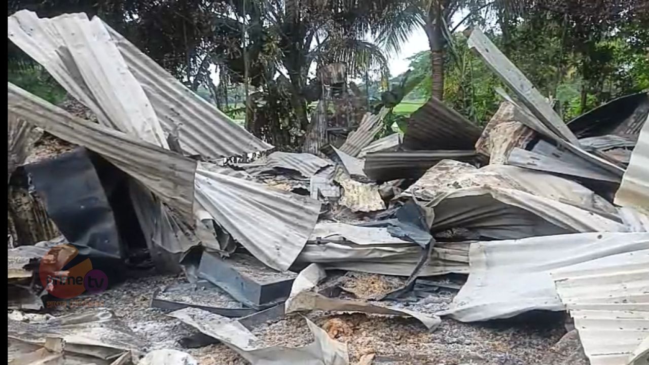 কলাপাড়ায় প্রতিপক্ষকে ফাঁসাতে নিজ ঘরেই আগুন দেয়ার অভিযোগ। 