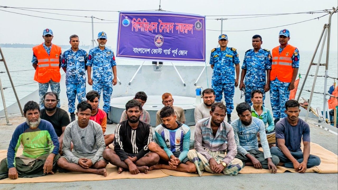 গভীর সমুদ্রে ইঞ্জিন বিকল হয়ে ভাসতে থাকা ফিশিং বোটসহ ১৩ জেলেকে জীবিত উদ্ধার করেছে কোস্ট গার্ড।