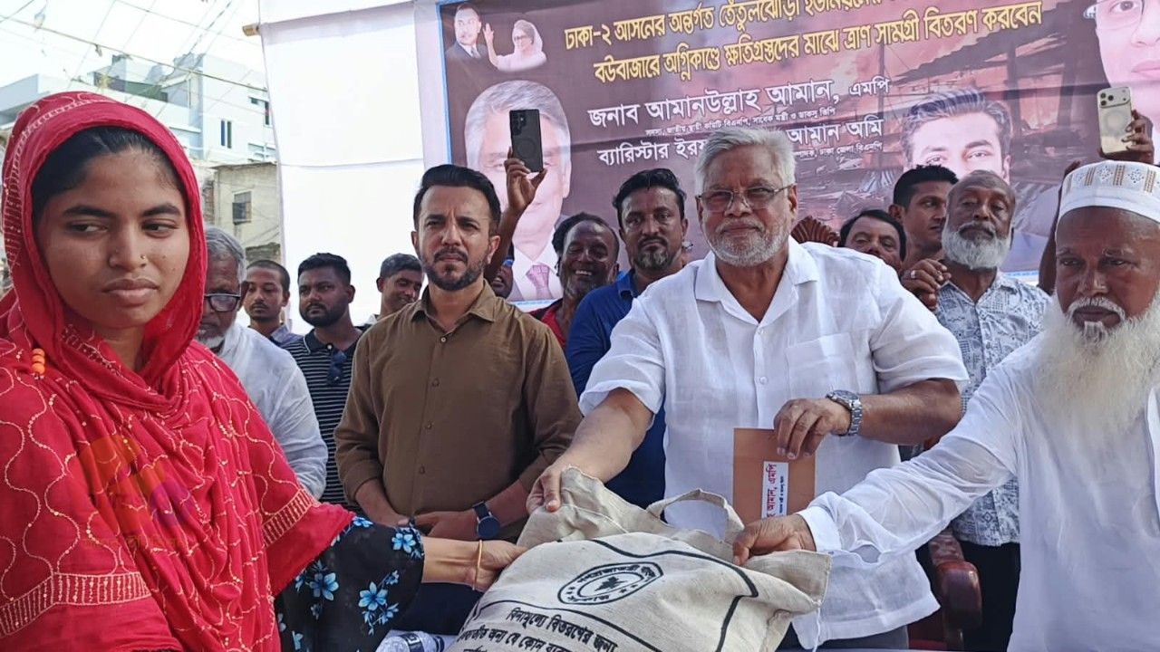 সাভারে অগ্নিকান্ডে ক্ষতিগ্রস্ত পরিবারের পাশে ঢাকা ২ আসনের এমপি আমান উল্লাহ আমান। 
