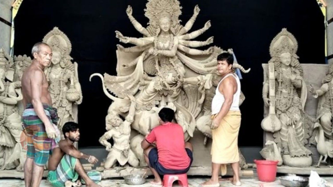শারদীয় দুর্গোৎসব ঘিরে মোংলায় ব্যস্ত প্রতিমা শিল্পীরা, ৩৫ মণ্ডপে চলছে শেষ মুহূর্তের প্রস্তুতি
