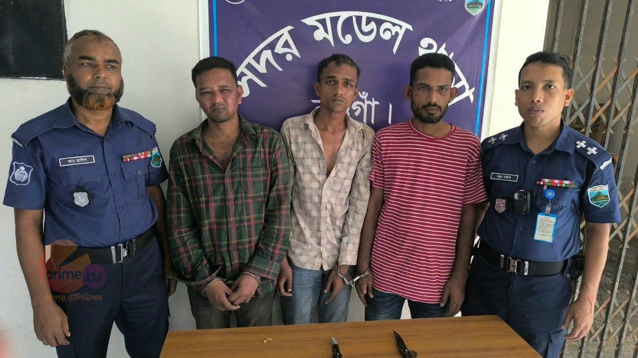 নওগাঁ শহরে ছিনতাই করতে এসে নারায়ণগঞ্জের ৩ ছিনতাইকারী গ্রেপ্তার