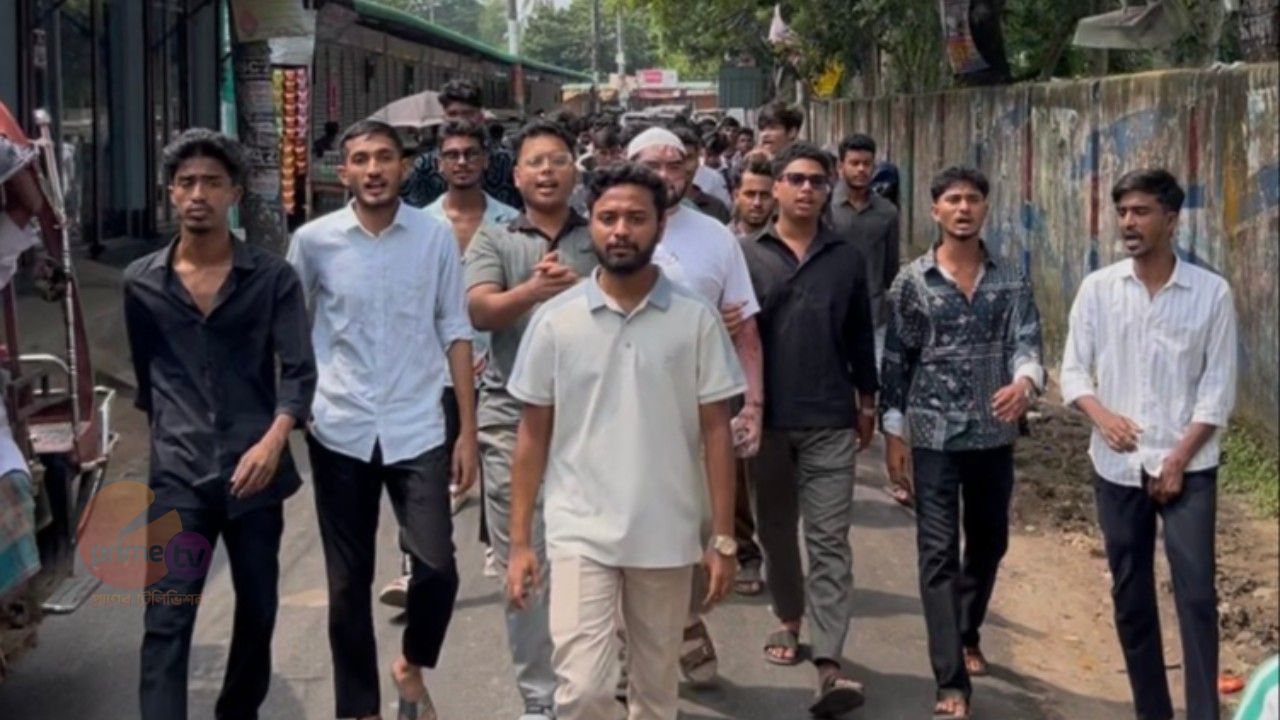 মোংলা সরকারি কলেজে সহিংসতা ও নৈরাজ্যের বিরুদ্ধে ছাত্রদল ও শিক্ষার্থীদের বিক্ষোভ