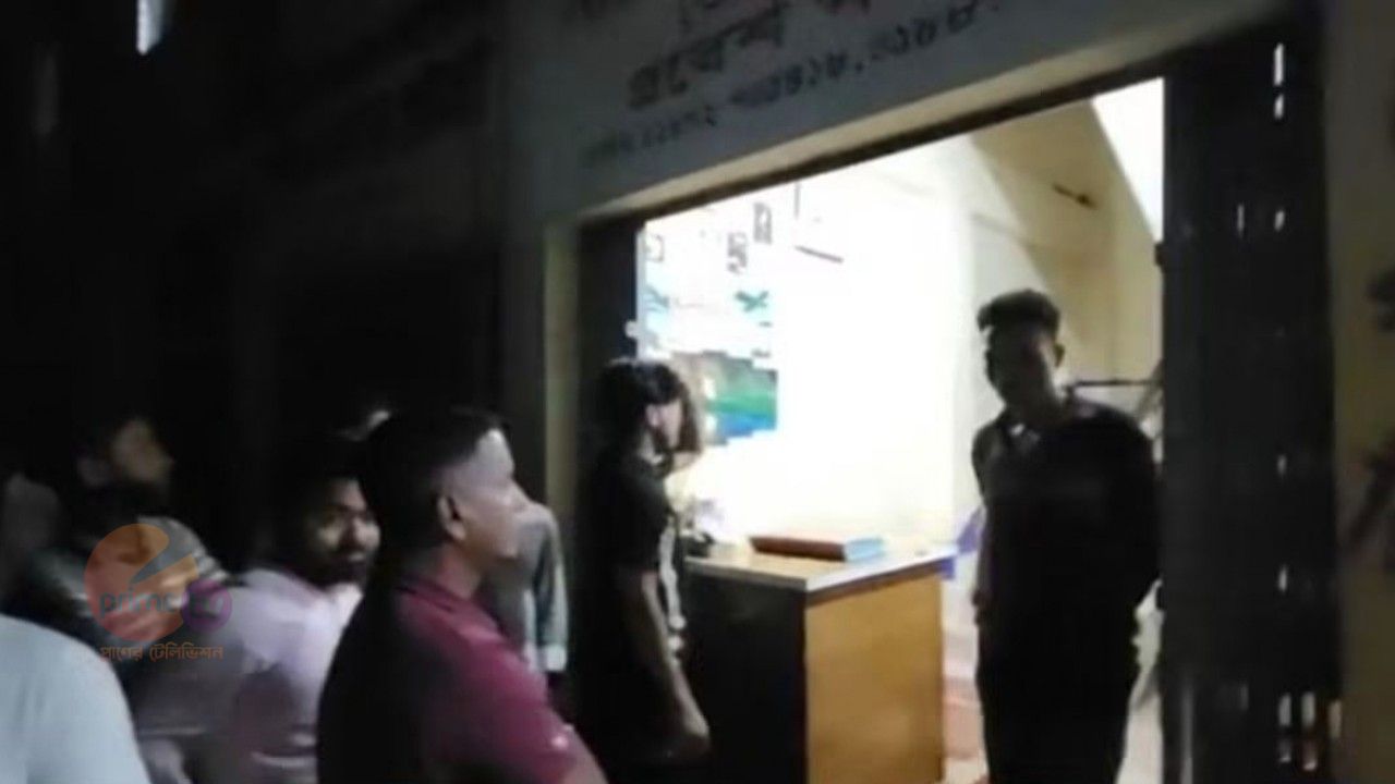 কক্সবাজারের আবাসিক হোটেল থেকে নারীর রক্তাক্ত মরদেহ উদ্ধার, সাথে অক্ষত শিশু। 