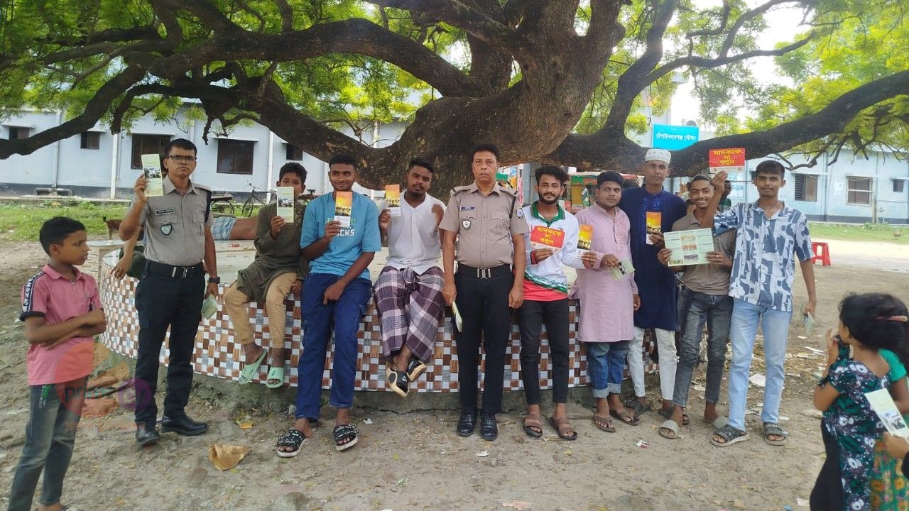   চাঁপাইনবাবগঞ্জে মাদকবিরোধী সচেতনতামূলক লিফলেট বিতরণ