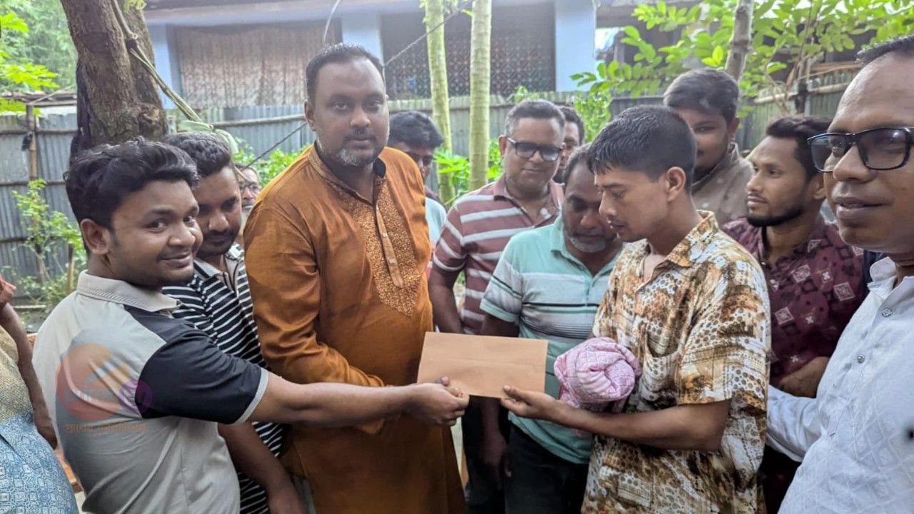 অসহায় আহত যুবকের পাশে দাঁড়ালেন চেয়ারম্যান পদপ্রত্যাশী পারভেজ