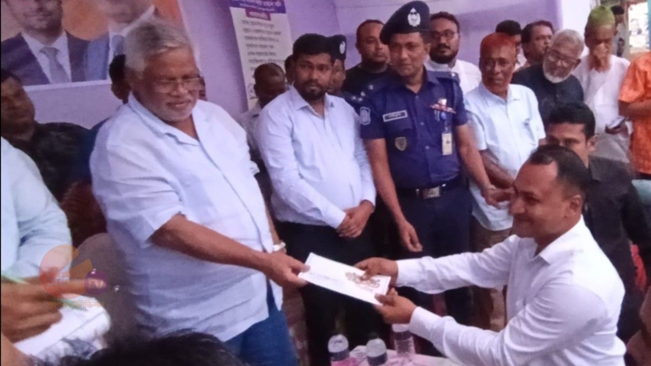 সাভারে আসন্ন শারদীয় দুর্গা পূজা উপলক্ষে আর্থিক অনুদান প্রদান