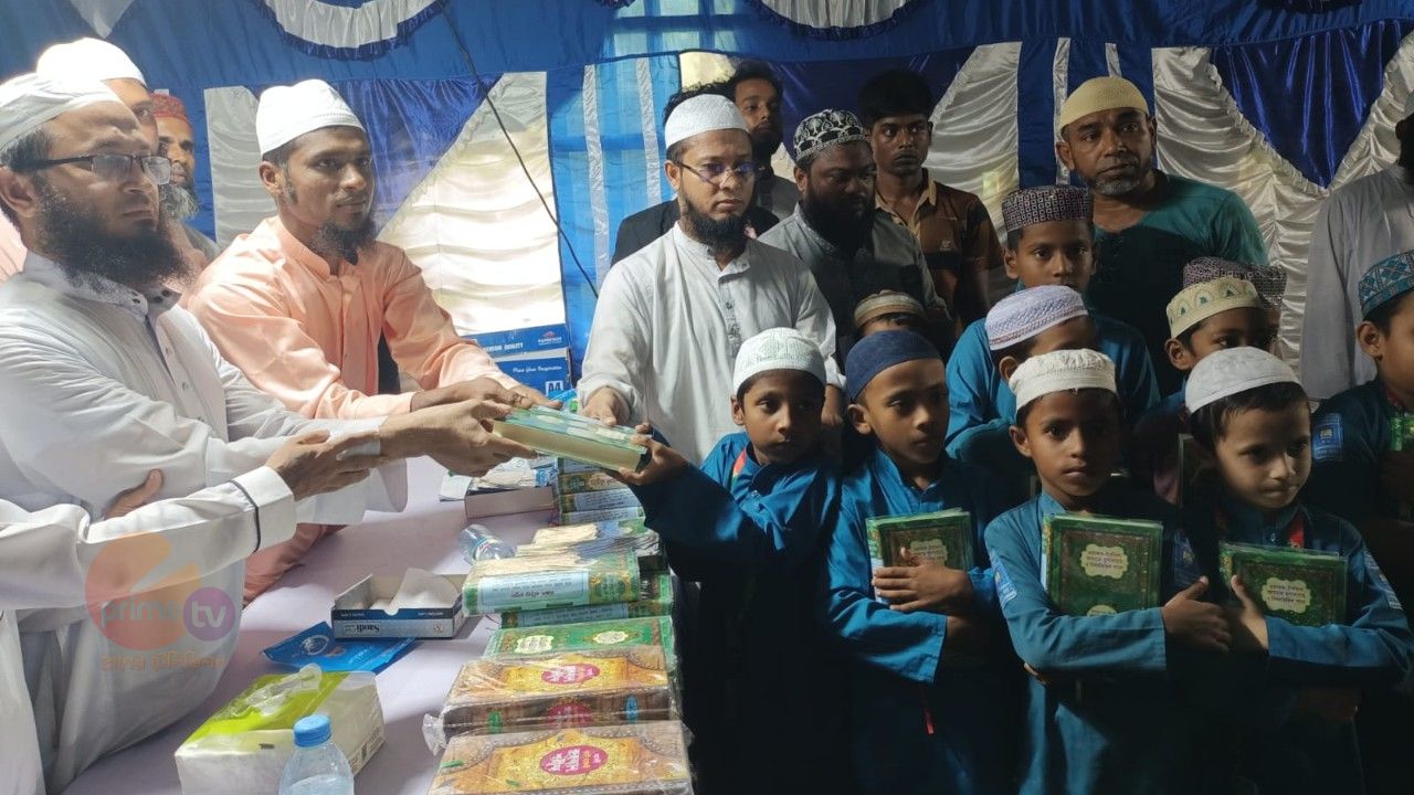 শিবগঞ্জে ৪৮ জন মাদ্রাসা শিক্ষার্থীদের পবিত্র কুরআন উপহার