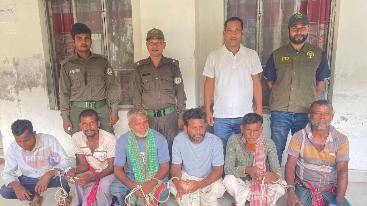 বন বিভাগের অভিযান সুন্দরবনে হরিন শিকারের ফাঁদ জাল ও নৌকাসহ আটক-৬
