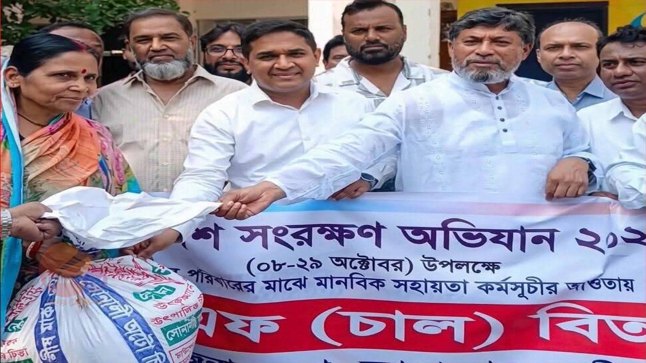 মাদারীপুরে মা ইলিশ সংরক্ষণ অভিযান: জেলেদের মাঝে ভিজিএফ চাল বিতরণ করলেন এমপি জাহান্দার আলী মিয়া