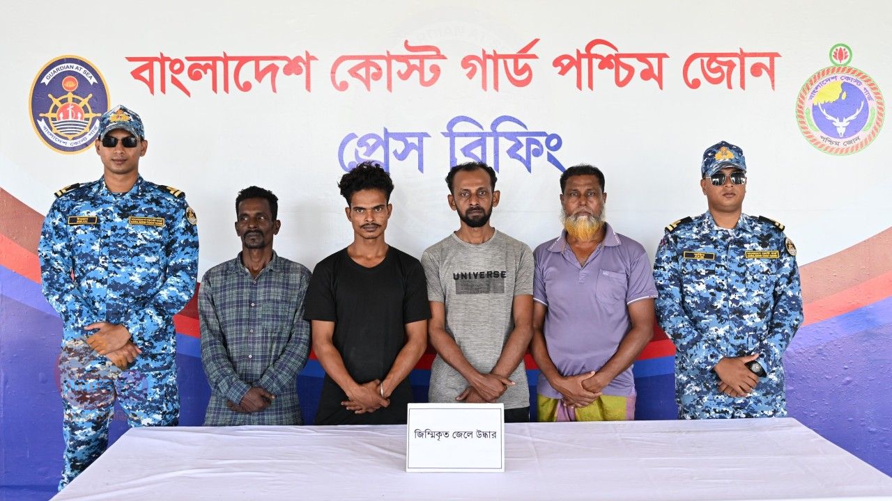 সুন্দরবনের কুখ্যাত ডাকাত সম্রাট বাহিনীর হাতে জিম্মি থাকা চার জেলেকে উদ্ধার করেছে কোস্ট গার্ড।