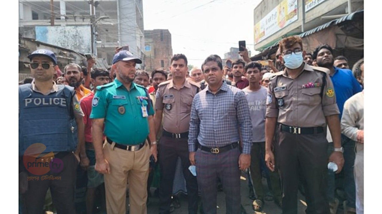 রাজধানীর জুরাইনে সড়ক ও ফুটপাত দখলমুক্ত করতে হকার উচ্ছেদ অভিযান