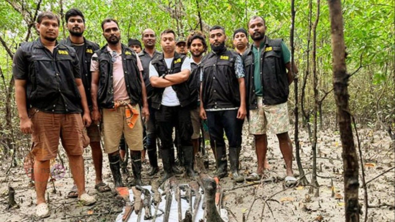 সুন্দরবনে এসআরবি-৬ এর অভিযানে বিপুল পরিমাণ অস্ত্র ও গুলি উদ্ধার 