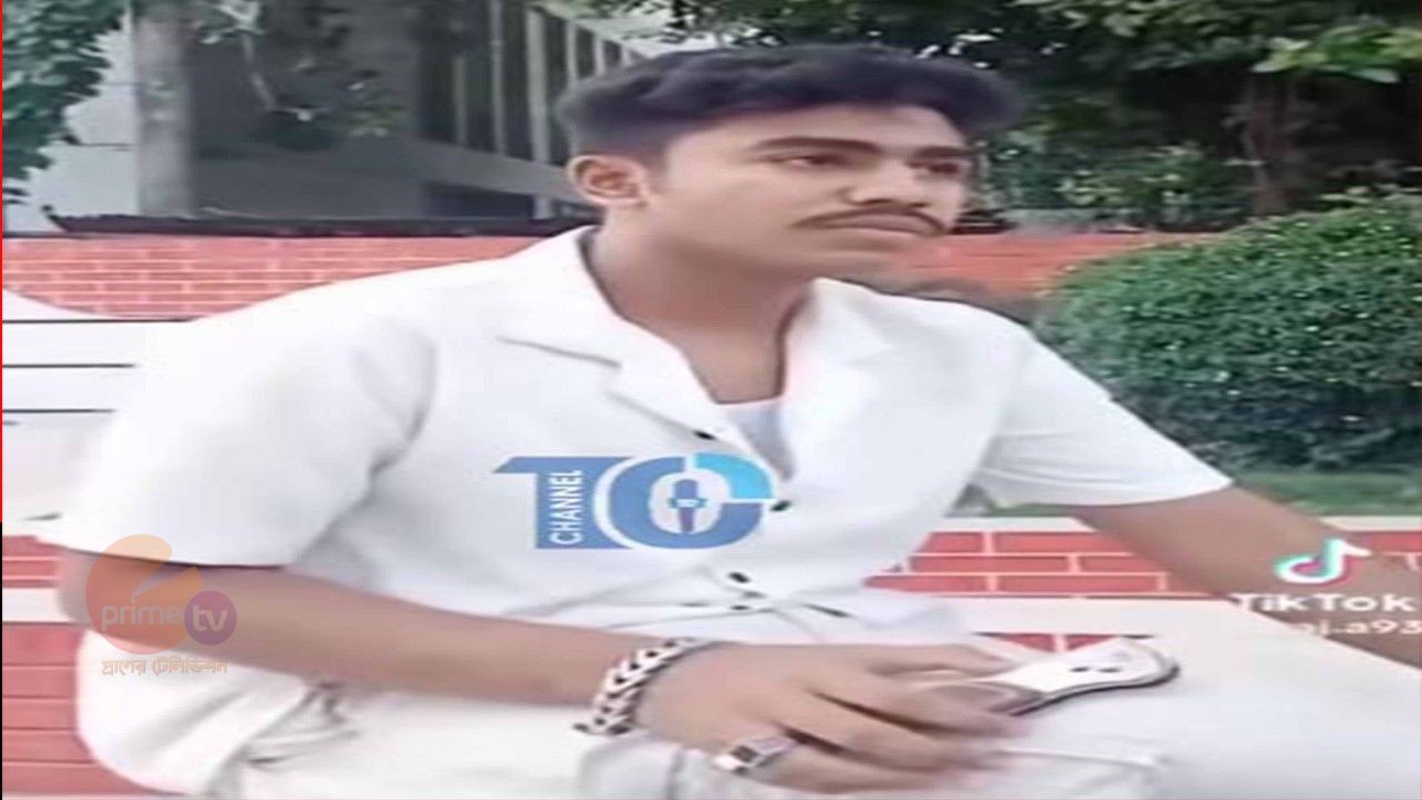 ভয় দেখাতে চাকু হাতে কিশোর  পুলিশের হাতে আটক