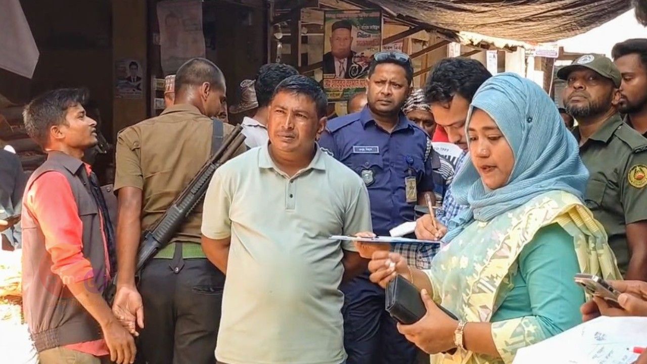 মোংলায় ভ্রাম্যমাণ আদালতের অভিযান তিন হাজার কেজি নিষিদ্ধ পলিথিন জব্দ 