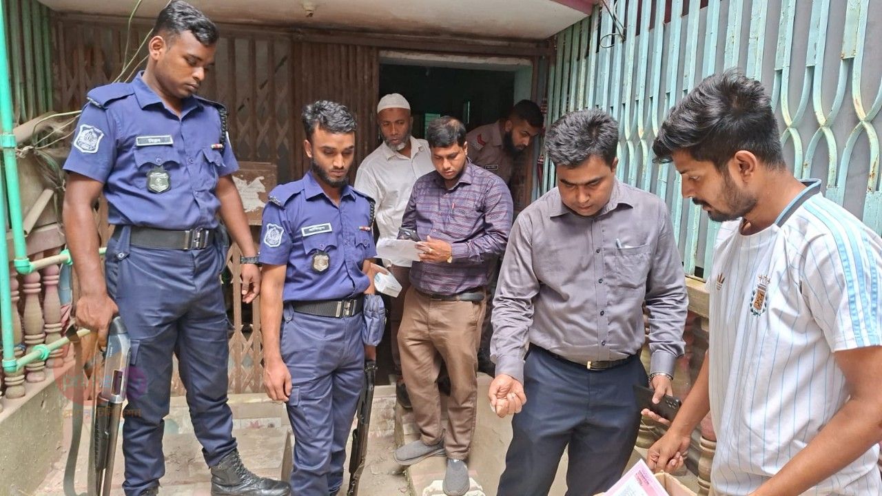 চাঁদপুরে আমদানিকারকের স্টিকার জালিয়াতি, এ. এস. এন্টারপ্রাইজকে ৩০ হাজার টাকা জরিমানা