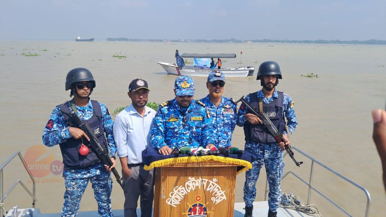 চাঁদপুরে কোস্টগার্ডের অভিযানে সাড়ে ৪ লাখ মিটার কারেন্ট জাল জব্দ, আটক ৫২ জেলে