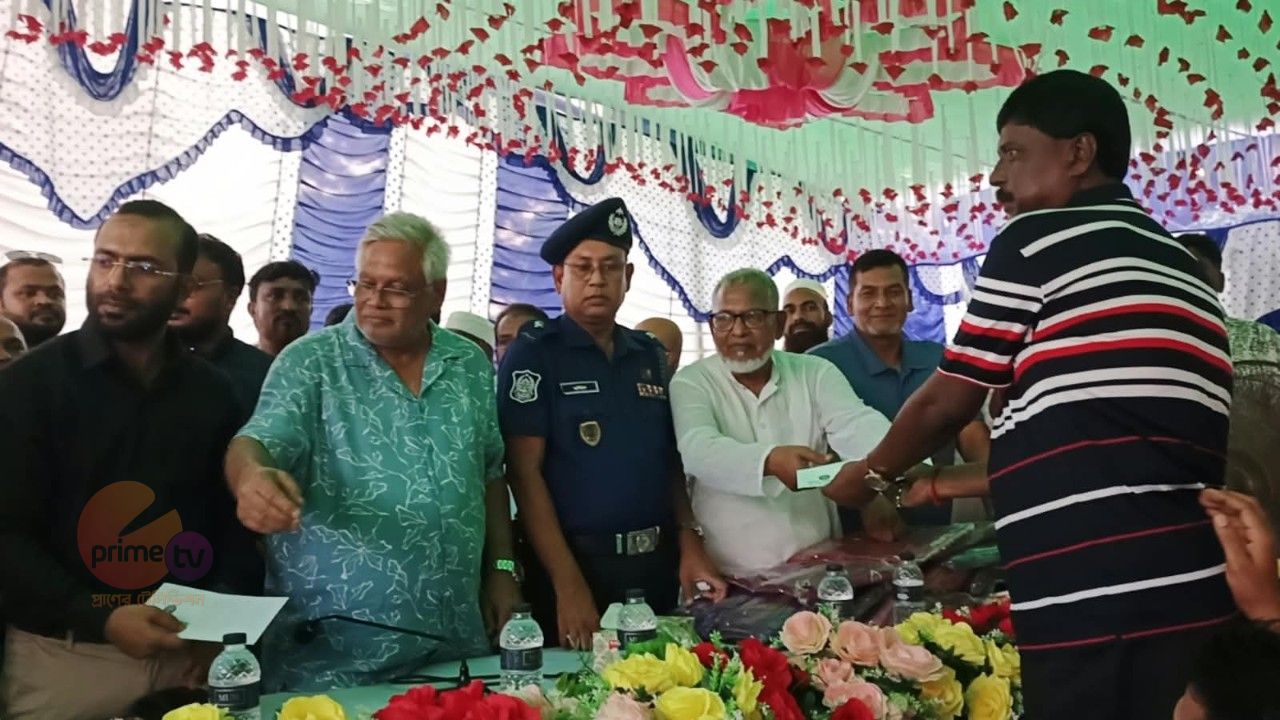 সাভারে শারদীয় দুর্গা পূজা উপলক্ষে আর্থিক অনুদান ও বস্ত্র বিতরণ