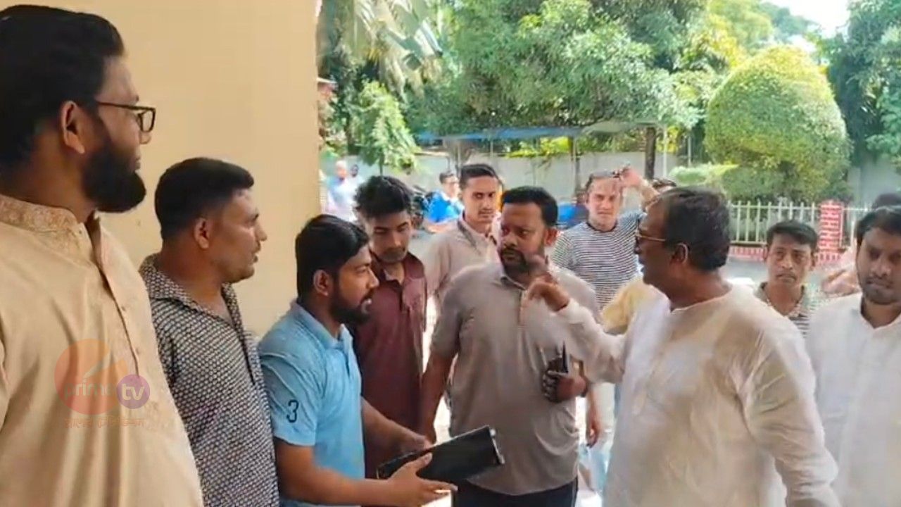 চাঁদপুর পাসপোর্ট অফিসে এমপি মানিকের আকস্মিক অভিযান, দালালমুক্ত সেবার তাগিদ