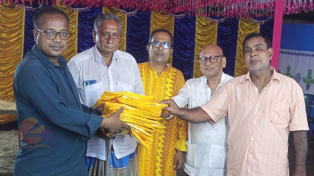 সোনাতলায় দুই দুর্গামন্দিরের স্বেচ্ছাসেবকদের মাঝে উপহার বিতরণ।