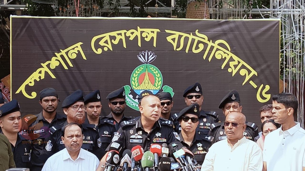 শারদীয় দুর্গোৎসবের নিরাপত্তা নিয়ে ধর্মসভা মন্দিরে লে. কর্নেল নিস্তার আহমেদের প্রেস ব্রিফিং
