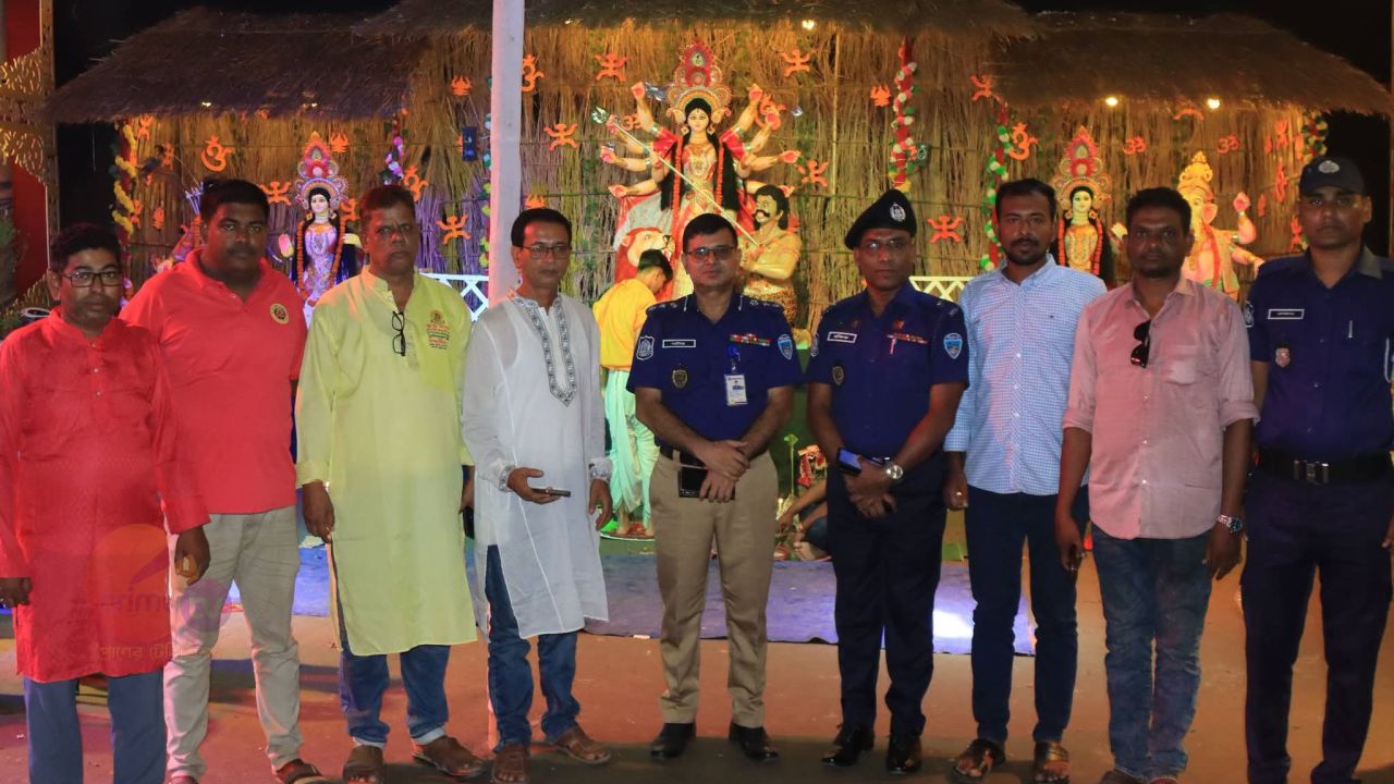 শারদীয় দুর্গাপূজা উপলক্ষ্যে নোয়াখালী জেলা পুলিশের নিরাপত্তা তদারকি ও শুভেচ্ছা বিনিময়ে পুলিশ সুপার...