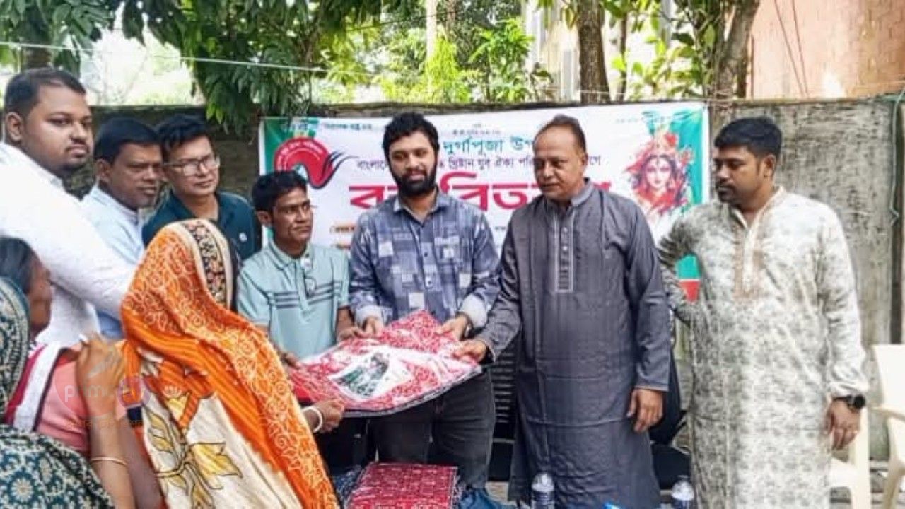 চাঁদপুরের মতলব দক্ষিণে অসচ্ছল ও প্রতিবন্ধীদের পাশে যুব ঐক্য পরিষদ: অর্ধশতাধিক মানুষের মাঝে বস্ত্র বিতরণ