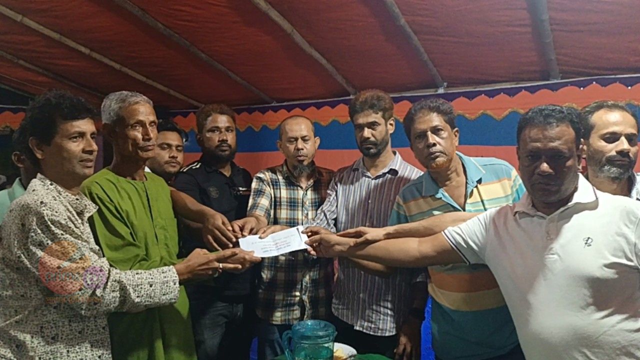 বাগেরহাটের কচুয়ায় জেলা পরিষদ প্রশাসকের পক্ষ থেকে দুর্গাপূজায় আর্থিক সহায়তা প্রদান।