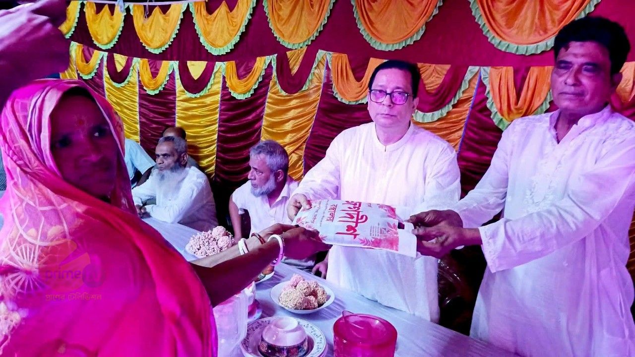 মাদারীপুরে জেলা পরিষদ প্রশাসকের পূজা মণ্ডপ পরিদর্শন 