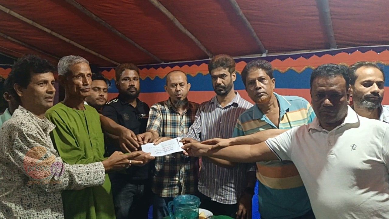 বাগেরহাটের কচুয়ায় জেলা পরিষদ প্রশাসকের পক্ষ থেকে দুর্গাপূজায় আর্থিক সহায়তা প্রদান। 