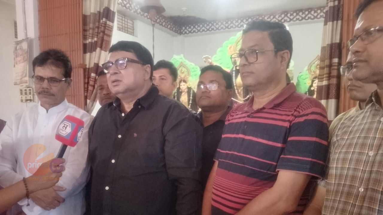 পলাশবাড়ীতে পূজামণ্ডপ পরিদর্শন ও চেক বিতরণ করলেন ডা. মইনুল হাসান সাদিক