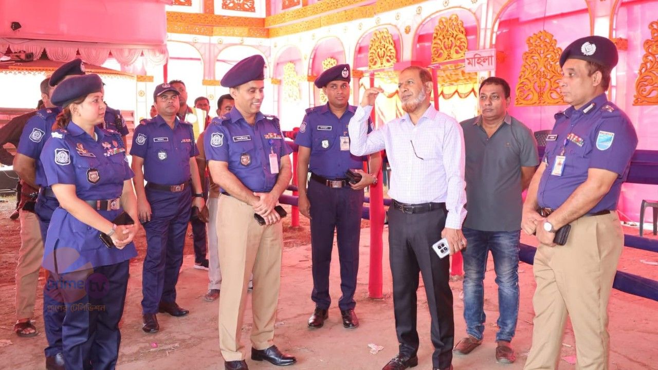 ফরিদপুরে দুর্গাপূজা মন্ডপ পরিদর্শনে অ্যাডিশনাল আইজিপি খন্দকার রফিকুল ইসলাম
