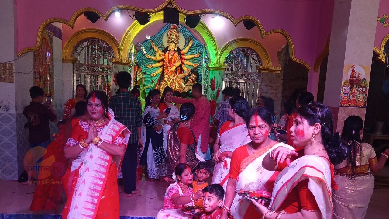 মাদারীপুর পুরান বাজার মন্দিরে দশমী উপলক্ষে আশির্বাদ কামনায় ভীড়। 